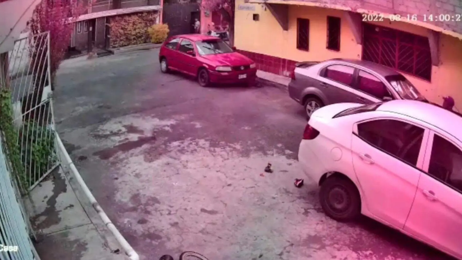 Niño es atropellado varias veces por auto 2